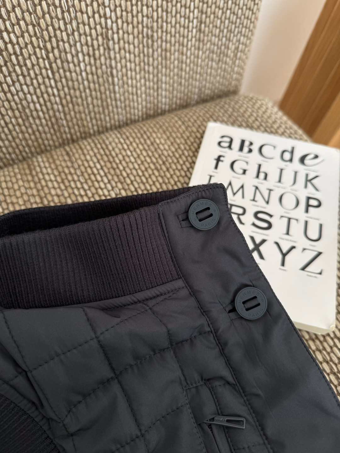 “Stylish Vintage-Inspired Men’s Vest with Unique Details and Fine Fabrics” - 图片 6