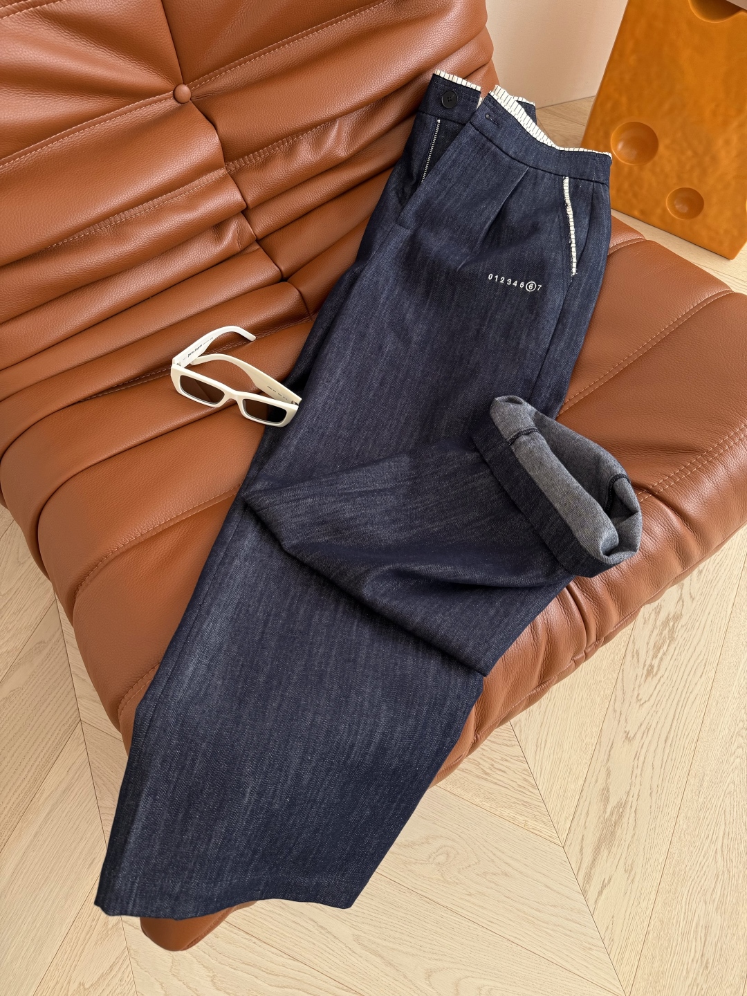 “Original One-Size-Fits-All Jeans: Daily Series with 25FW, Colored Stripes, Leg Formations, and More” - 图片 3