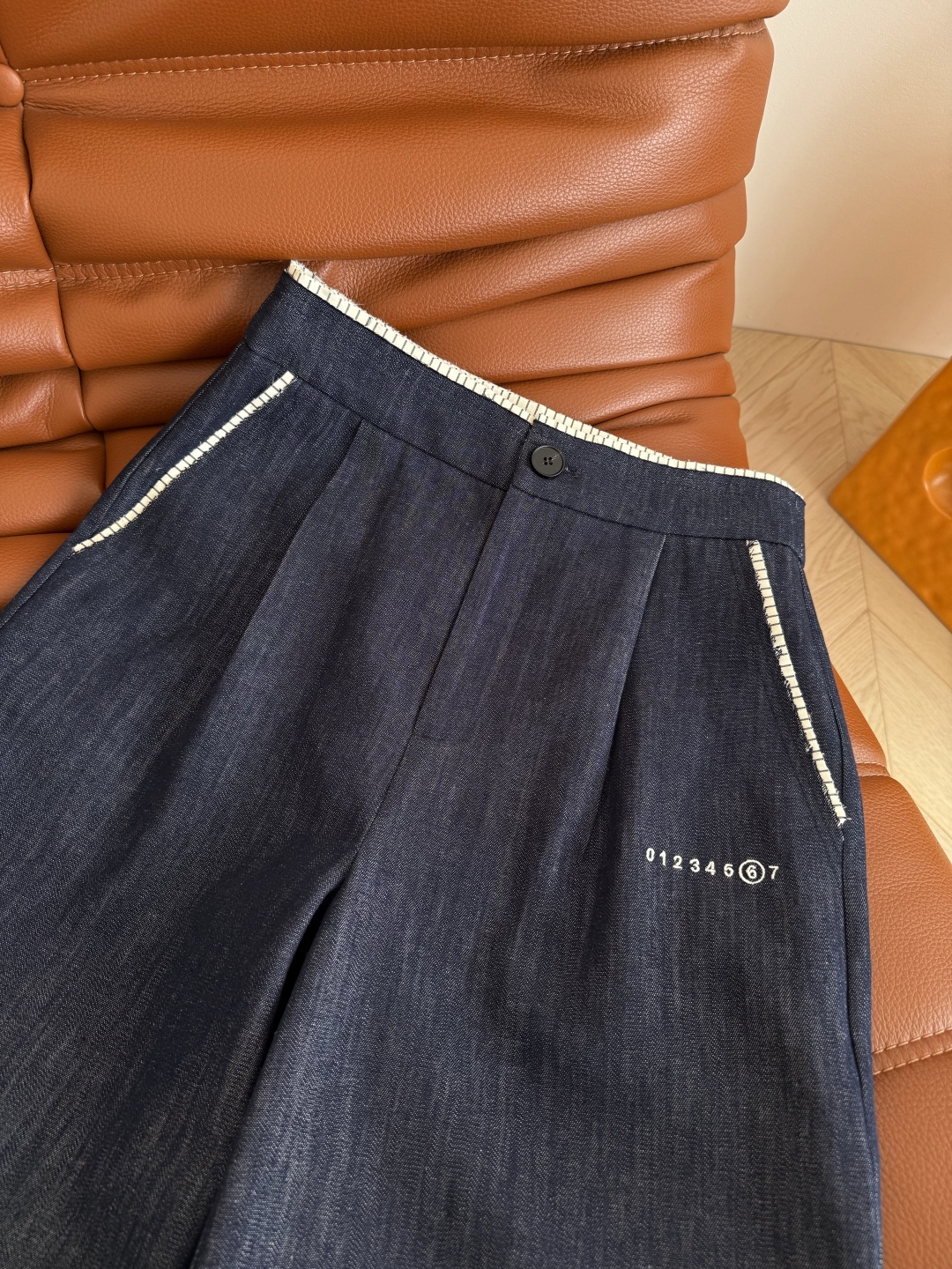 “Original One-Size-Fits-All Jeans: Daily Series with 25FW, Colored Stripes, Leg Formations, and More” - 图片 4
