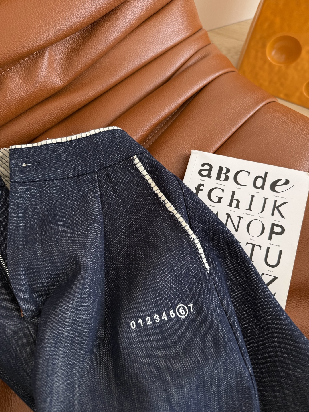 “Original One-Size-Fits-All Jeans: Daily Series with 25FW, Colored Stripes, Leg Formations, and More” - 图片 6