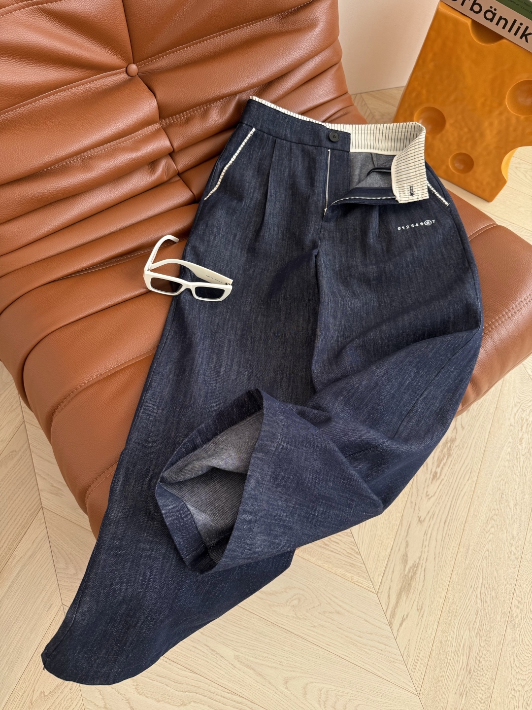 “Original One-Size-Fits-All Jeans: Daily Series with 25FW, Colored Stripes, Leg Formations, and More” - 图片 7