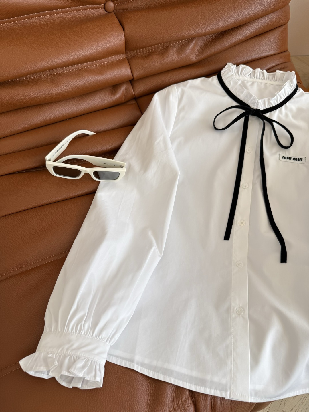 精致优雅 25FW🆕🆕丝绒系带蝴蝶结衬衫 自带法式复古感 一股中世纪的优雅气息 绝对是一件抬气质的单品 