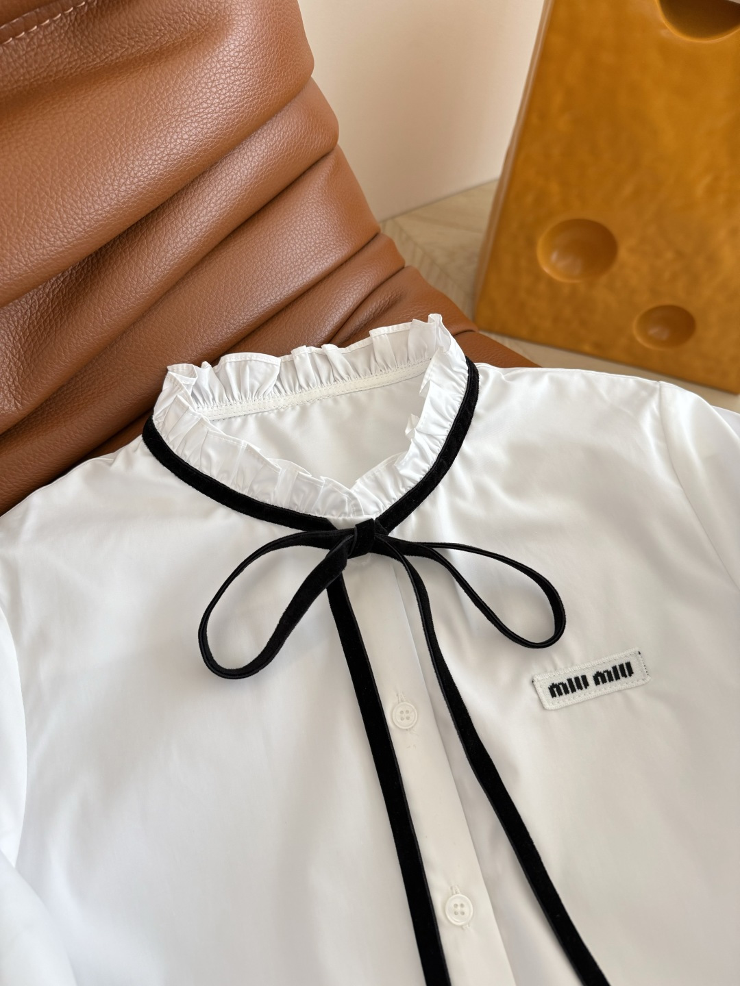 精致优雅 25FW🆕🆕丝绒系带蝴蝶结衬衫 自带法式复古感 一股中世纪的优雅气息 绝对是一件抬气质的单品 