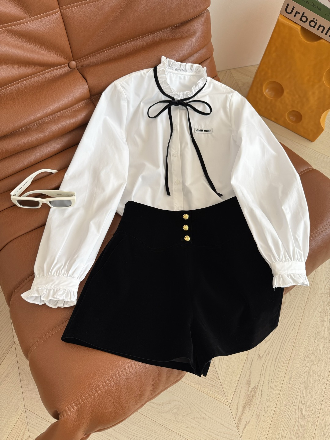 百搭秋冬款🆕🆕三粒扣设计高腰丝绒短裤 大长腿神器 妥妥的的腿长一米八 加宽高腰设计 修饰整个腰形 特别显