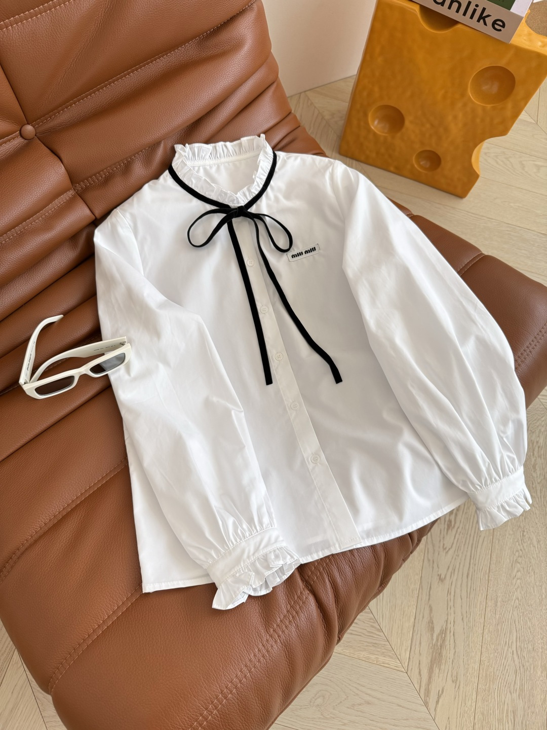 精致优雅 25FW🆕🆕丝绒系带蝴蝶结衬衫 自带法式复古感 一股中世纪的优雅气息 绝对是一件抬气质的单品 