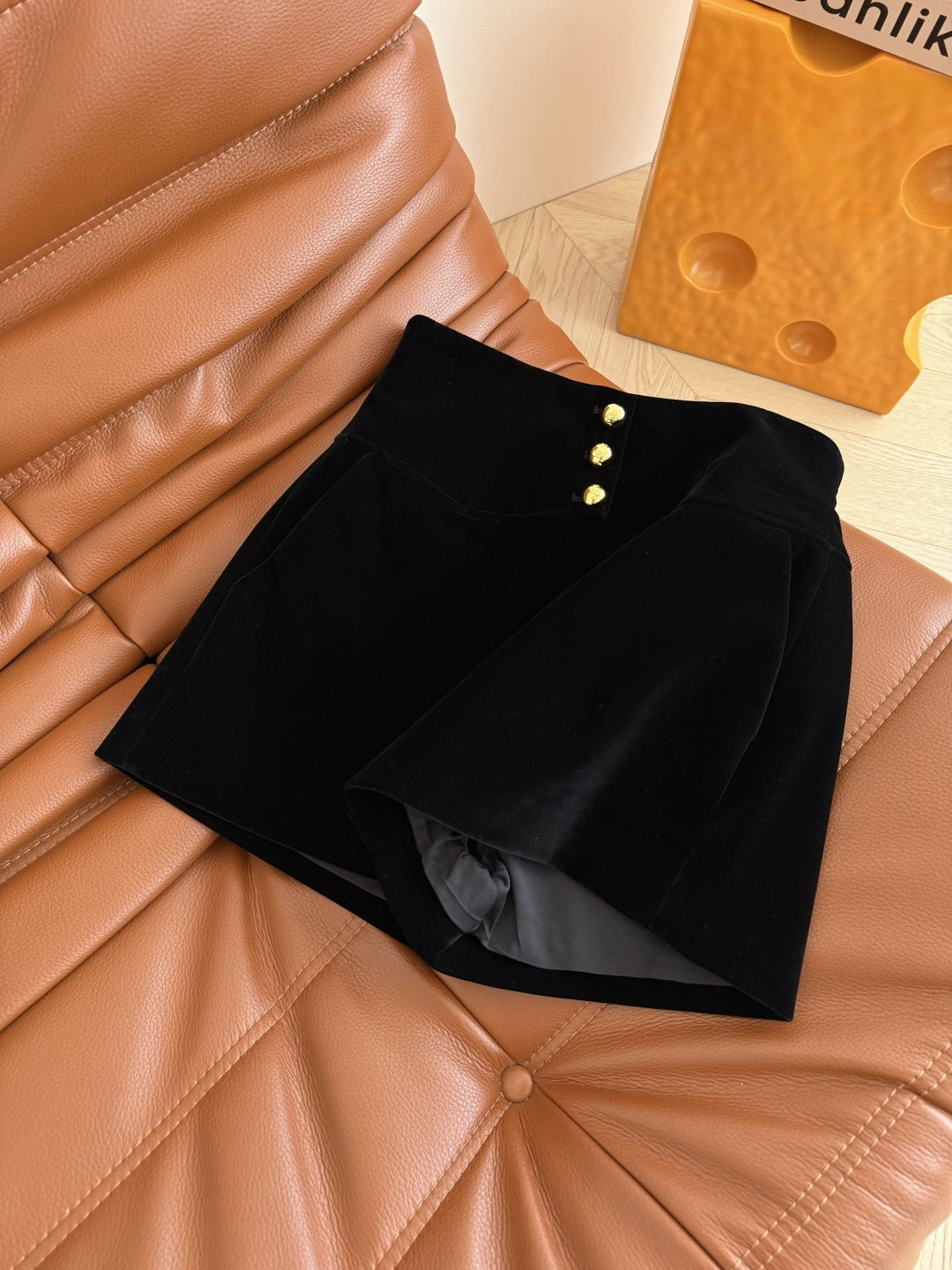百搭秋冬款🆕🆕三粒扣设计高腰丝绒短裤 大长腿神器 妥妥的的腿长一米八 加宽高腰设计 修饰整个腰形 特别显