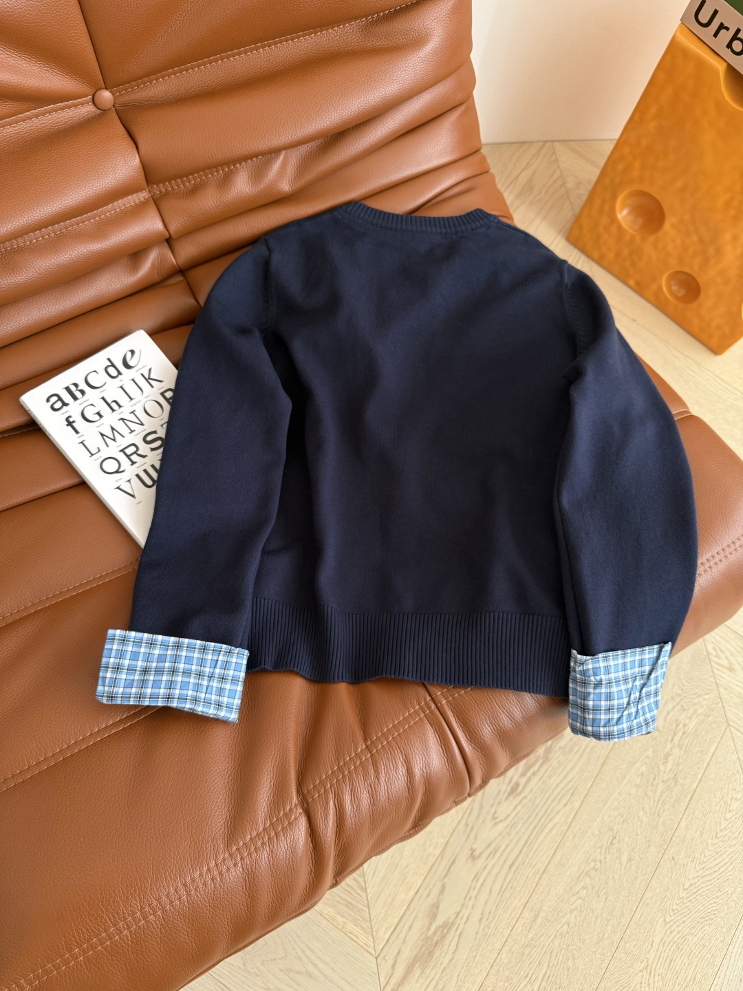 实穿款 25秋冬 小字母徽标装饰开衫 门襟和袖口拼接格子设计太好看了 很减龄 有种学院风的感觉 缪式时髦