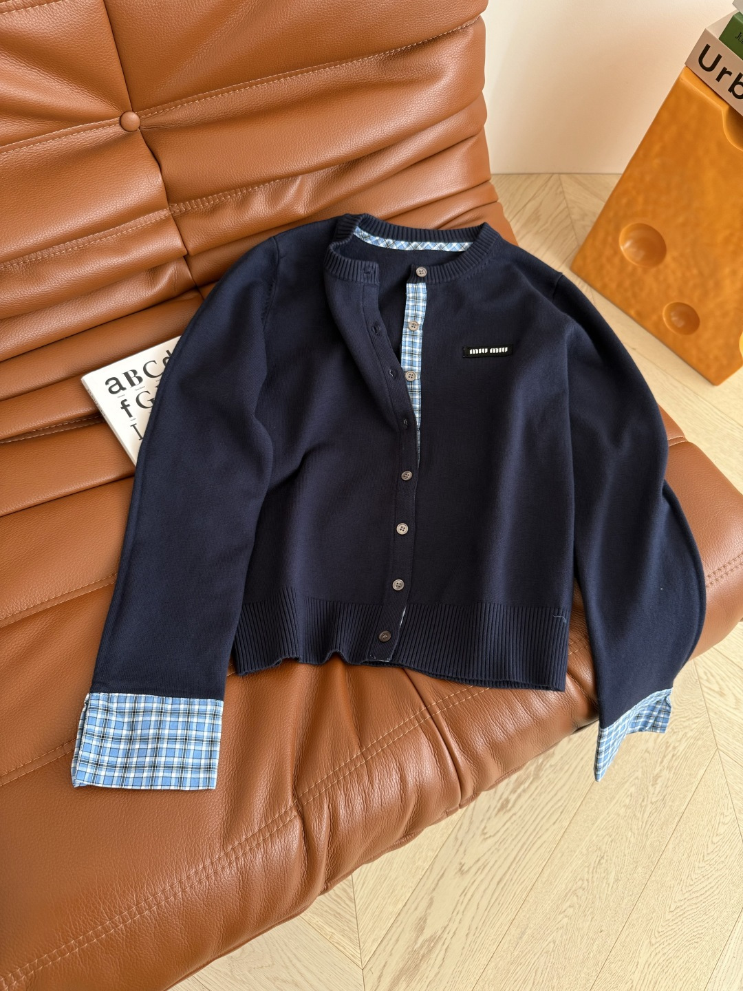 实穿款 25秋冬 小字母徽标装饰开衫 门襟和袖口拼接格子设计太好看了 很减龄 有种学院风的感觉 缪式时髦