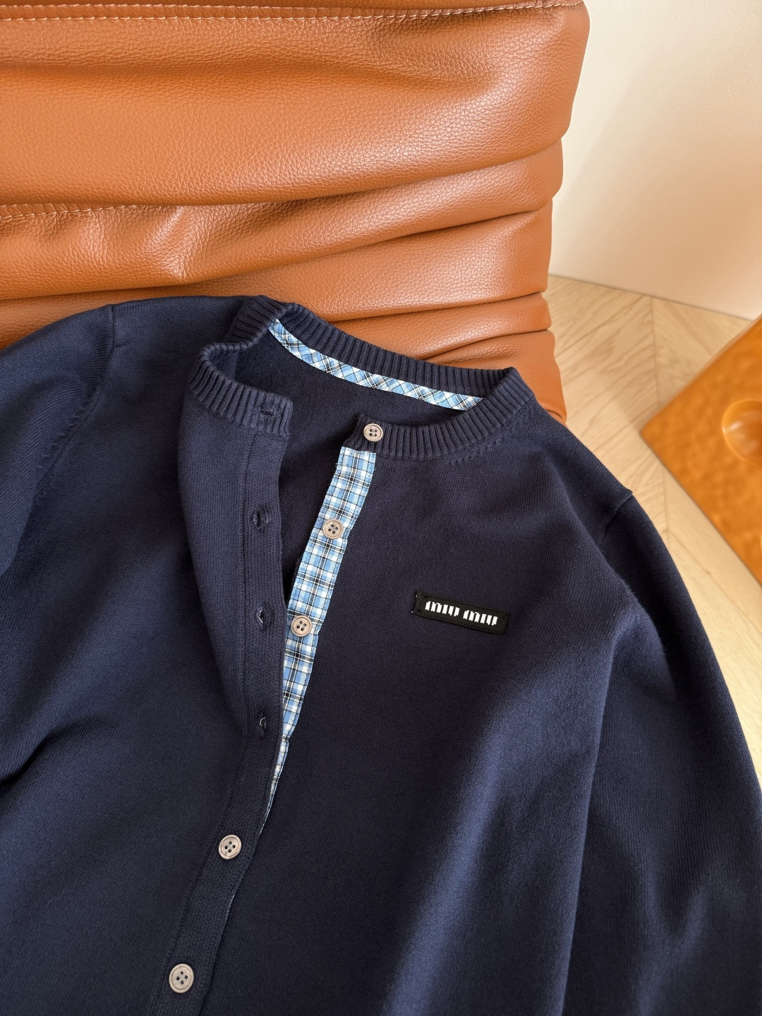 实穿款 25秋冬 小字母徽标装饰开衫 门襟和袖口拼接格子设计太好看了 很减龄 有种学院风的感觉 缪式时髦