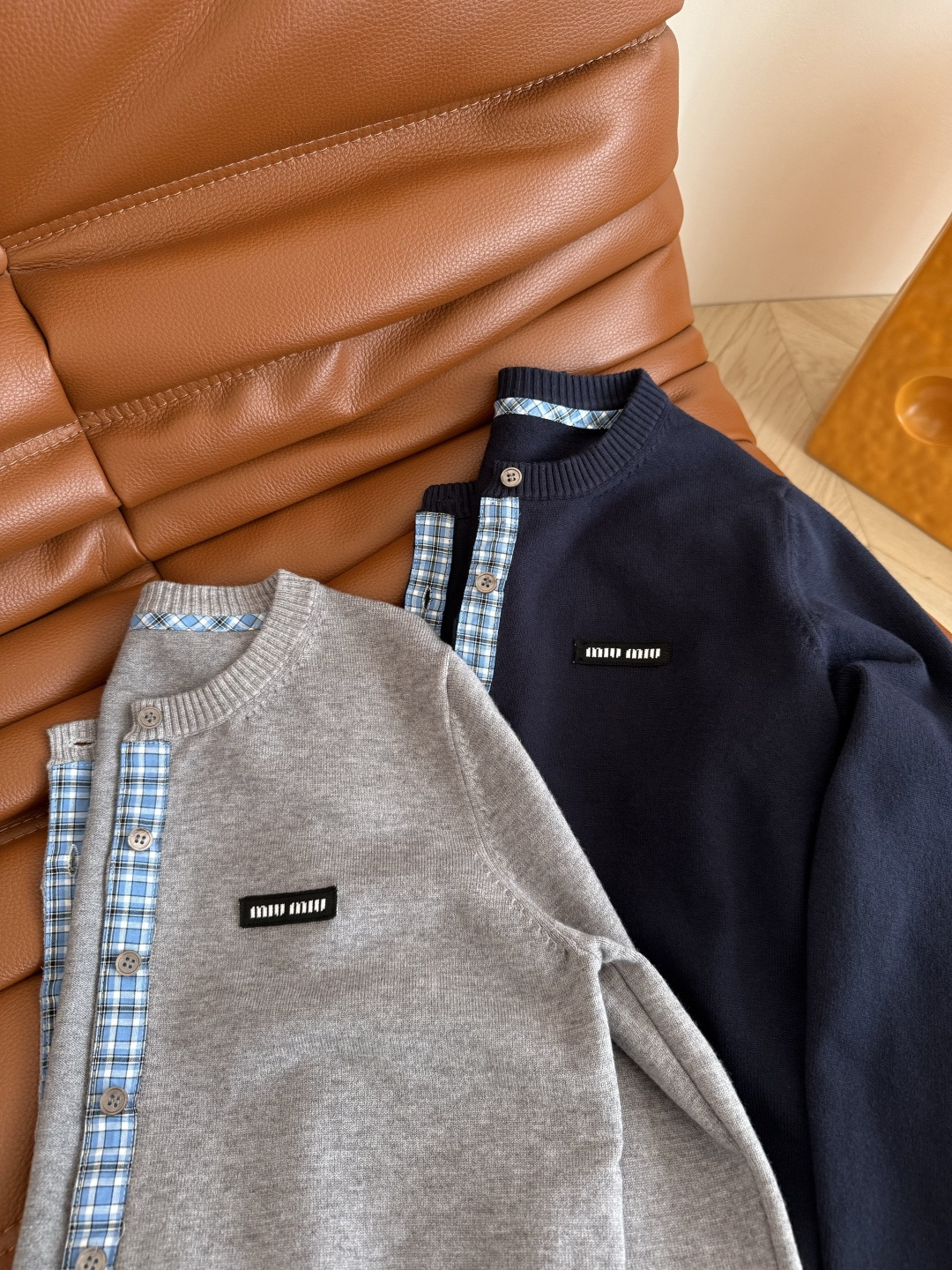 实穿款 25秋冬 小字母徽标装饰开衫 门襟和袖口拼接格子设计太好看了 很减龄 有种学院风的感觉 缪式时髦