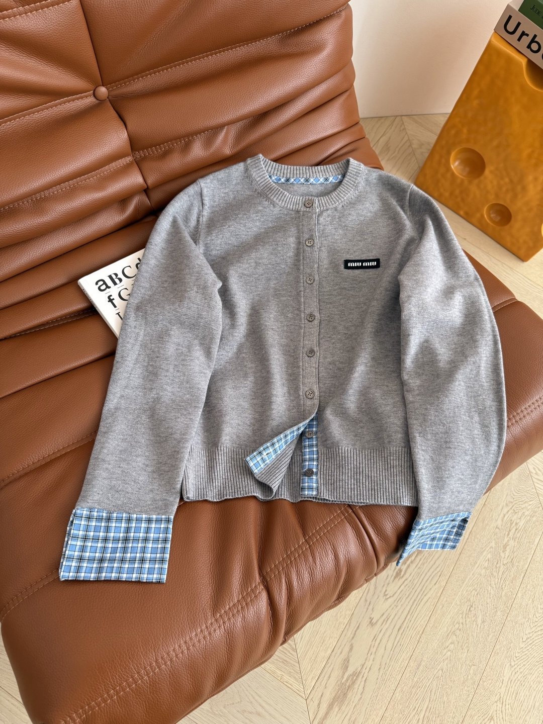 实穿款 25秋冬 小字母徽标装饰开衫 门襟和袖口拼接格子设计太好看了 很减龄 有种学院风的感觉 缪式时髦