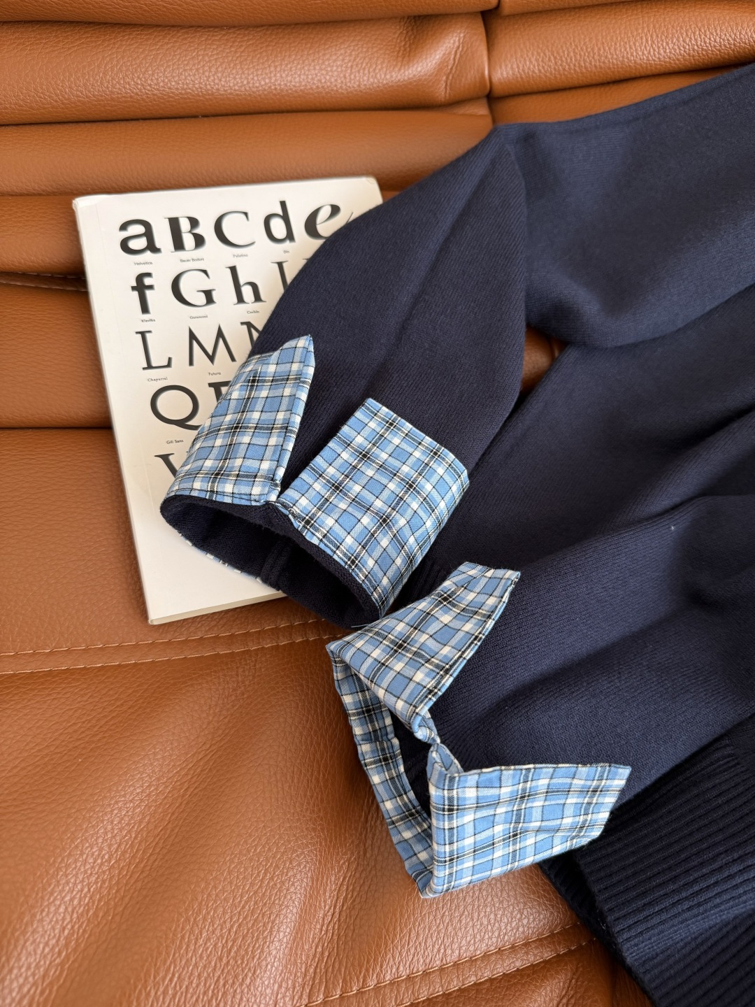 实穿款 25秋冬 小字母徽标装饰开衫 门襟和袖口拼接格子设计太好看了 很减龄 有种学院风的感觉 缪式时髦