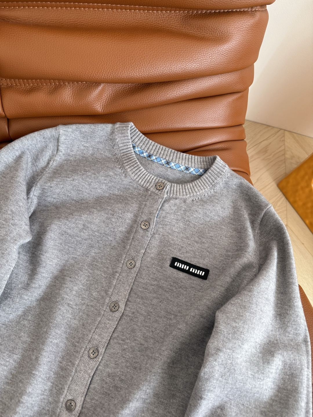 实穿款 25秋冬 小字母徽标装饰开衫 门襟和袖口拼接格子设计太好看了 很减龄 有种学院风的感觉 缪式时髦