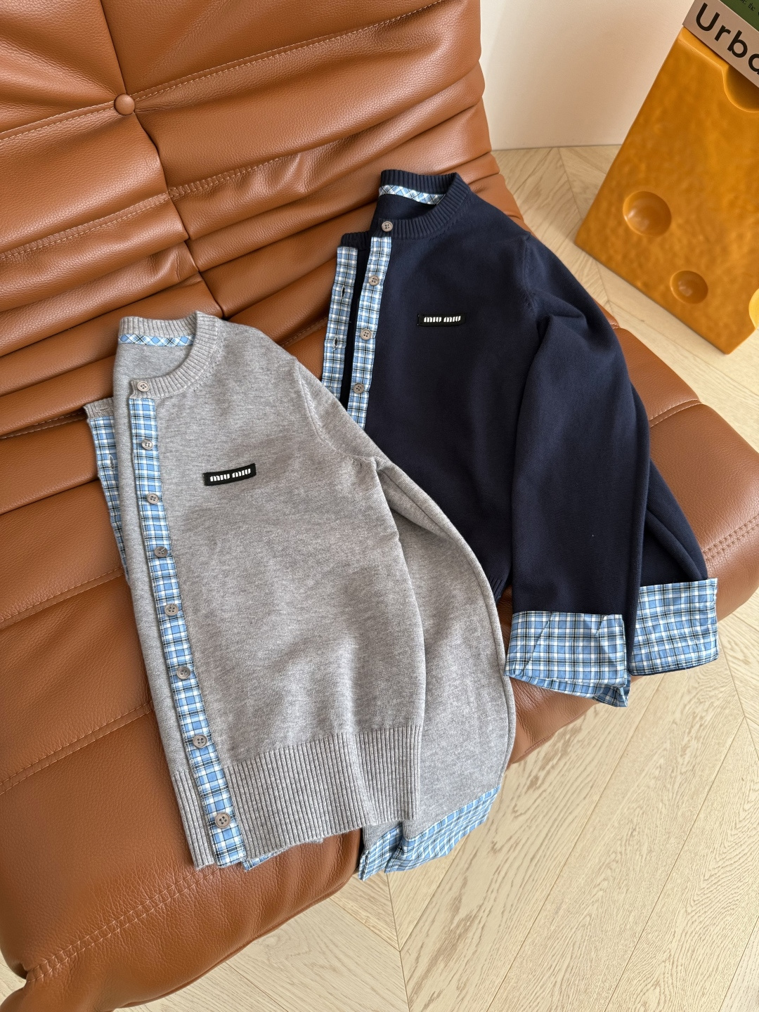 实穿款 25秋冬 小字母徽标装饰开衫 门襟和袖口拼接格子设计太好看了 很减龄 有种学院风的感觉 缪式时髦