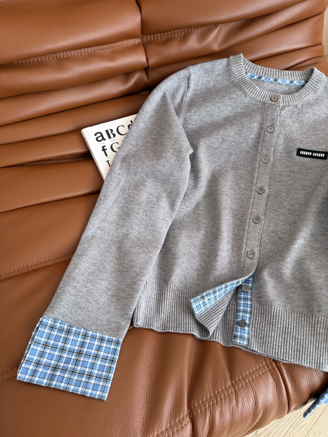 实穿款 25秋冬 小字母徽标装饰开衫 门襟和袖口拼接格子设计太好看了 很减龄 有种学院风的感觉 缪式时髦