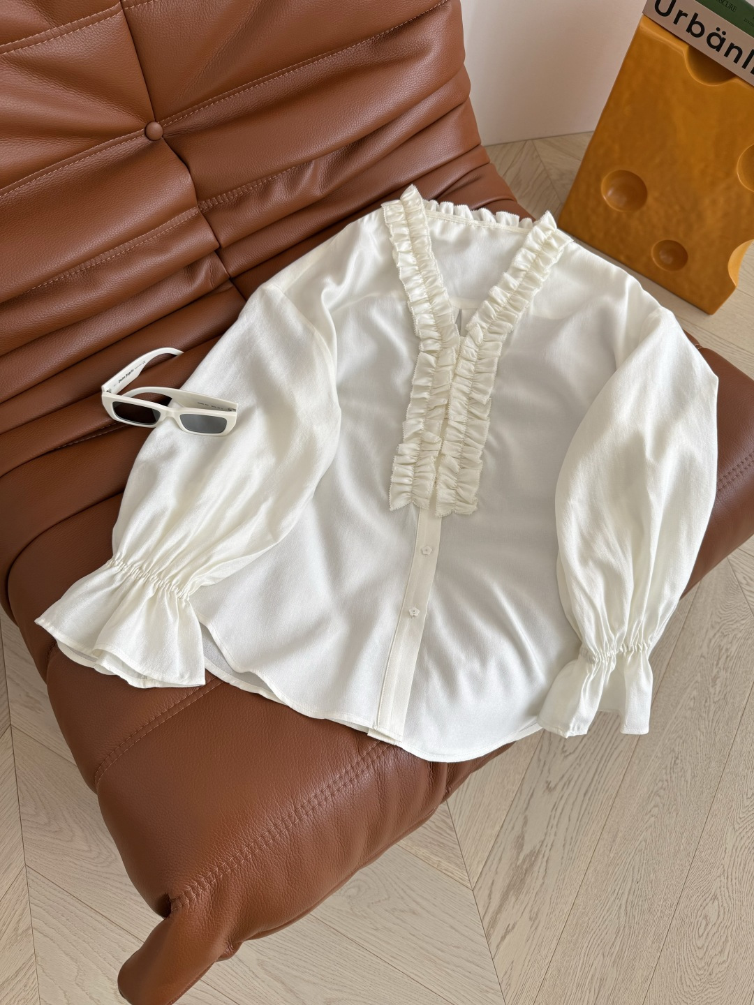 优雅穿搭 25早秋 木耳花边V领拼接衬衫 一整个复古优雅调性 V领设计 搭配了灯笼袖 特别藏肉 举手投足