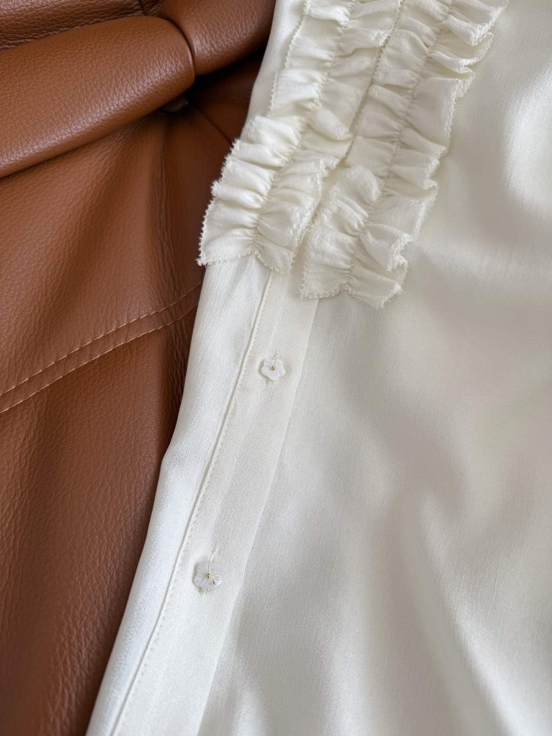 优雅穿搭 25早秋 木耳花边V领拼接衬衫 一整个复古优雅调性 V领设计 搭配了灯笼袖 特别藏肉 举手投足