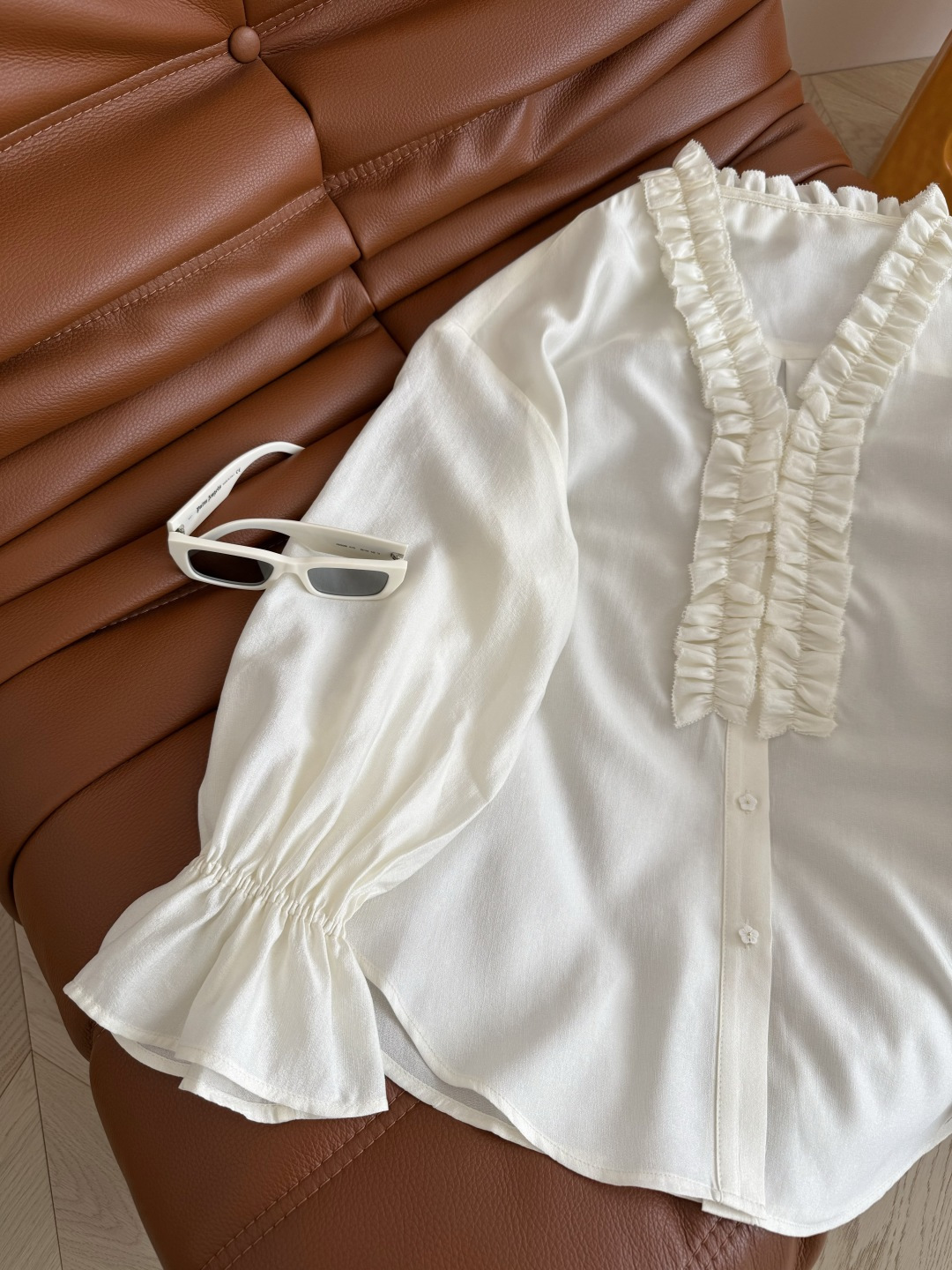 优雅穿搭 25早秋 木耳花边V领拼接衬衫 一整个复古优雅调性 V领设计 搭配了灯笼袖 特别藏肉 举手投足