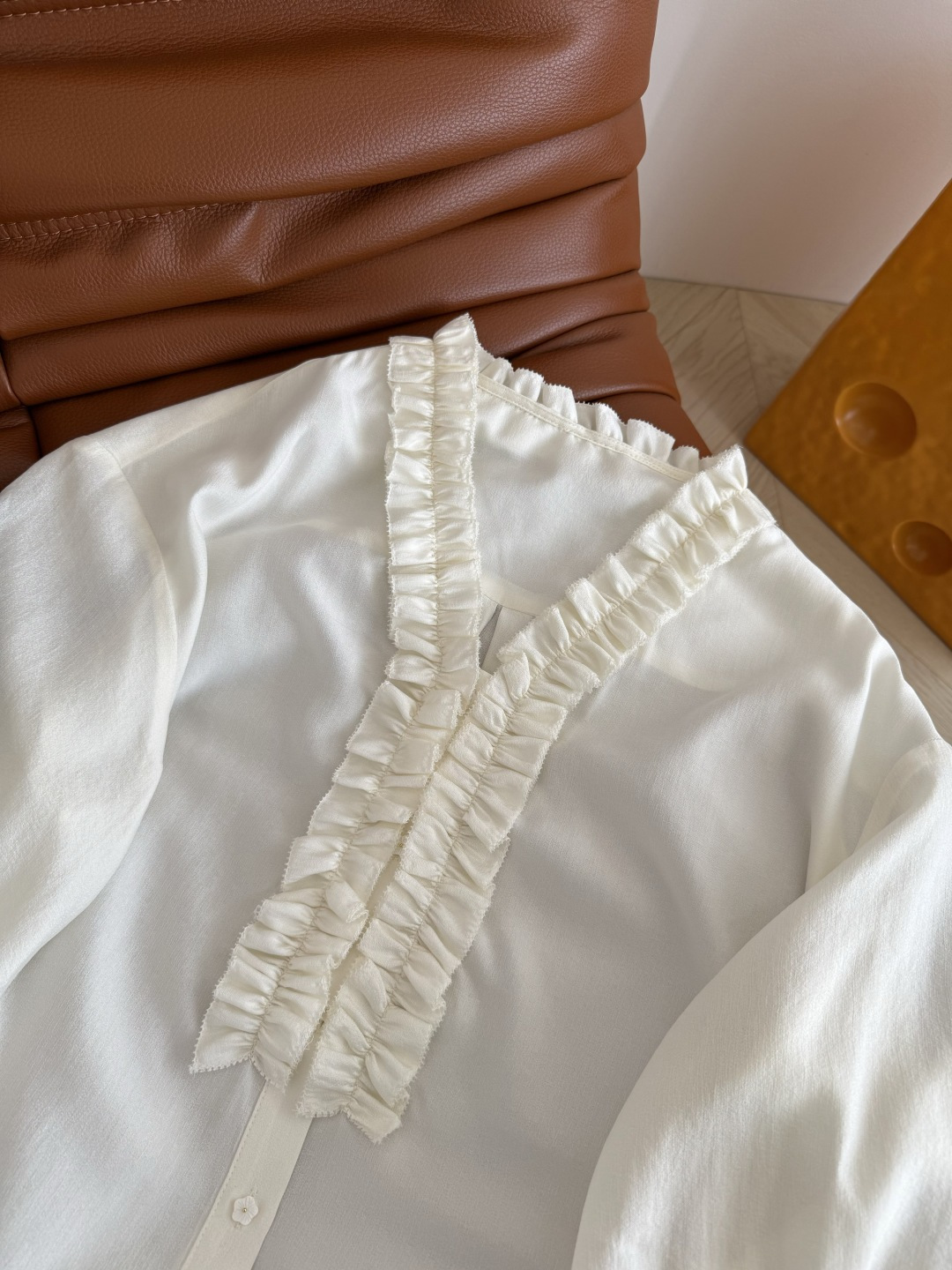 优雅穿搭 25早秋 木耳花边V领拼接衬衫 一整个复古优雅调性 V领设计 搭配了灯笼袖 特别藏肉 举手投足