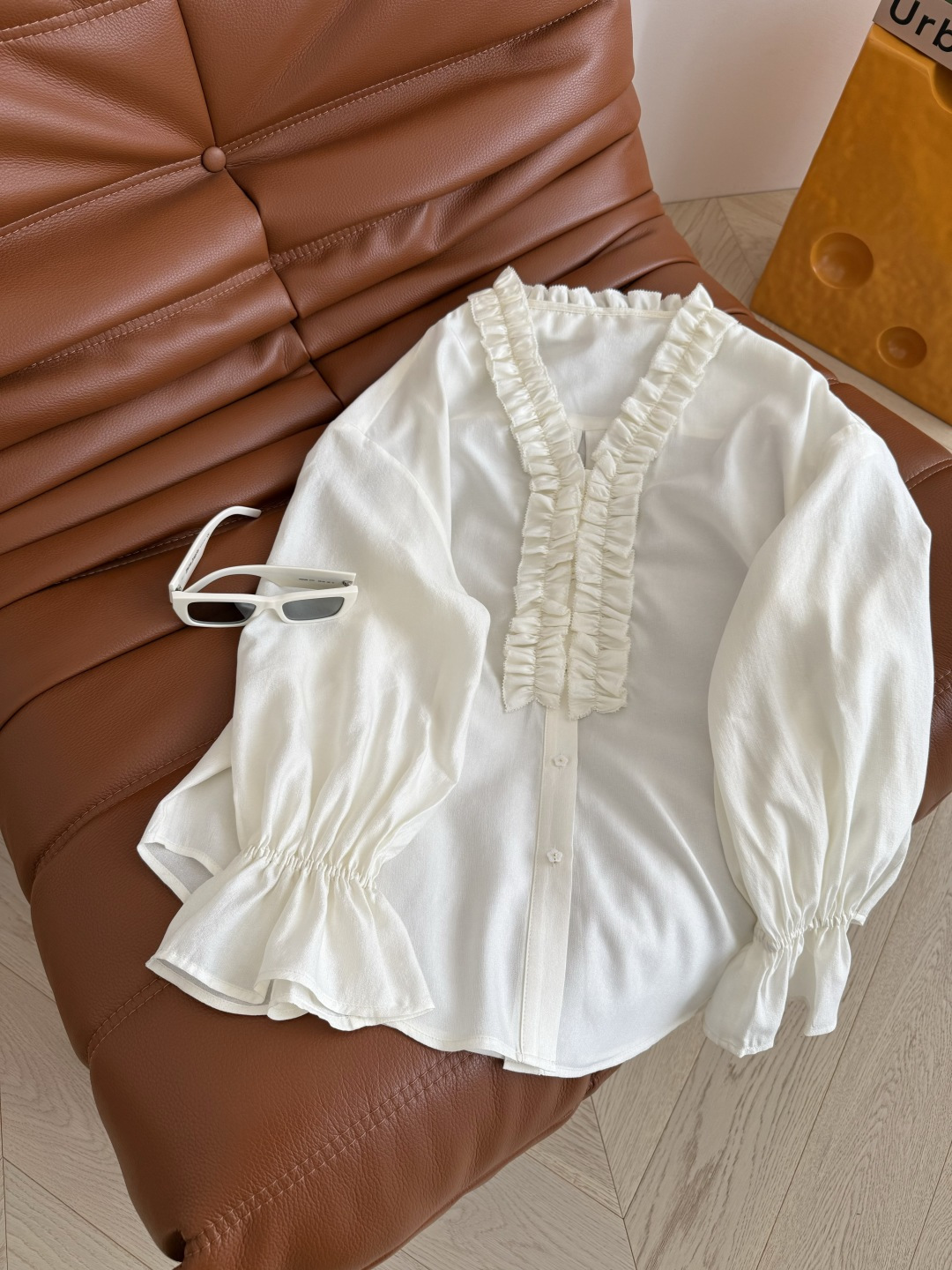 优雅穿搭 25早秋 木耳花边V领拼接衬衫 一整个复古优雅调性 V领设计 搭配了灯笼袖 特别藏肉 举手投足