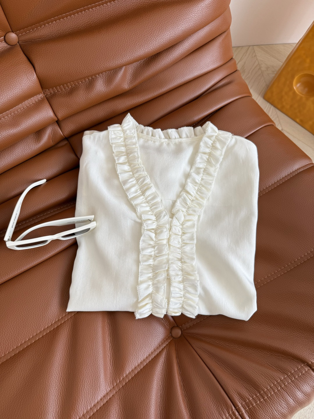 优雅穿搭 25早秋 木耳花边V领拼接衬衫 一整个复古优雅调性 V领设计 搭配了灯笼袖 特别藏肉 举手投足