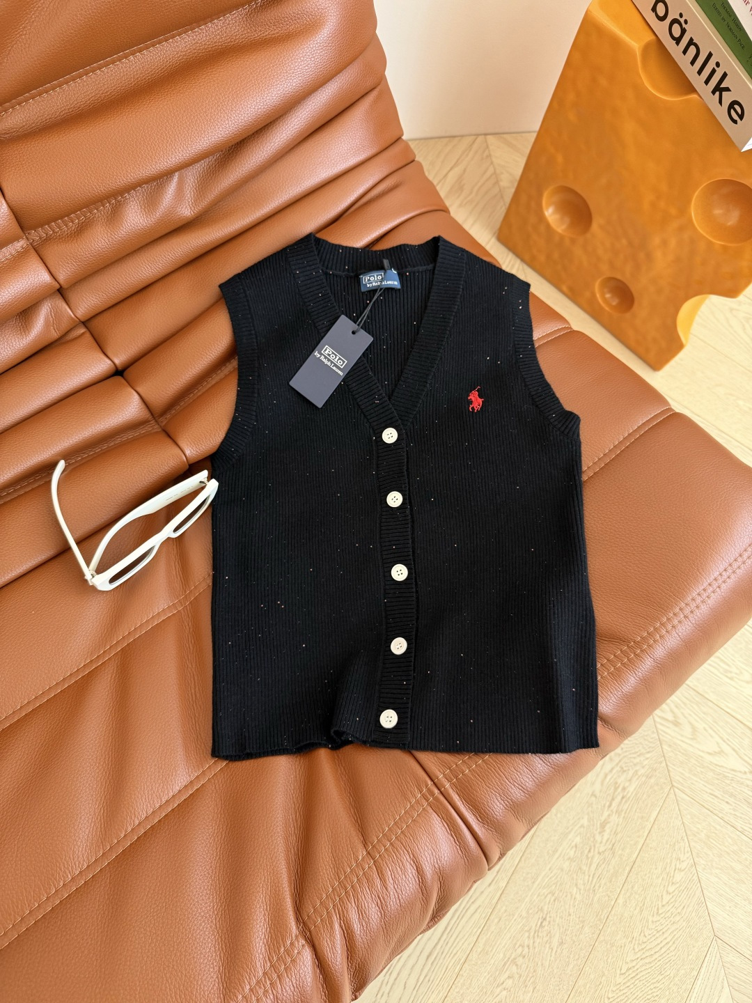 极简老钱单品 小马刺绣针织马甲上衣 不管是单穿或者内搭叠穿都很出色的一件 极简百搭 竖条纹织法 细看纱线