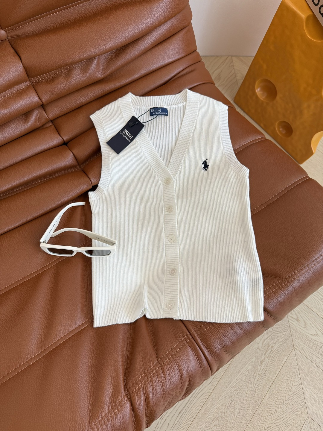 极简老钱单品 小马刺绣针织马甲上衣 不管是单穿或者内搭叠穿都很出色的一件 极简百搭 竖条纹织法 细看纱线