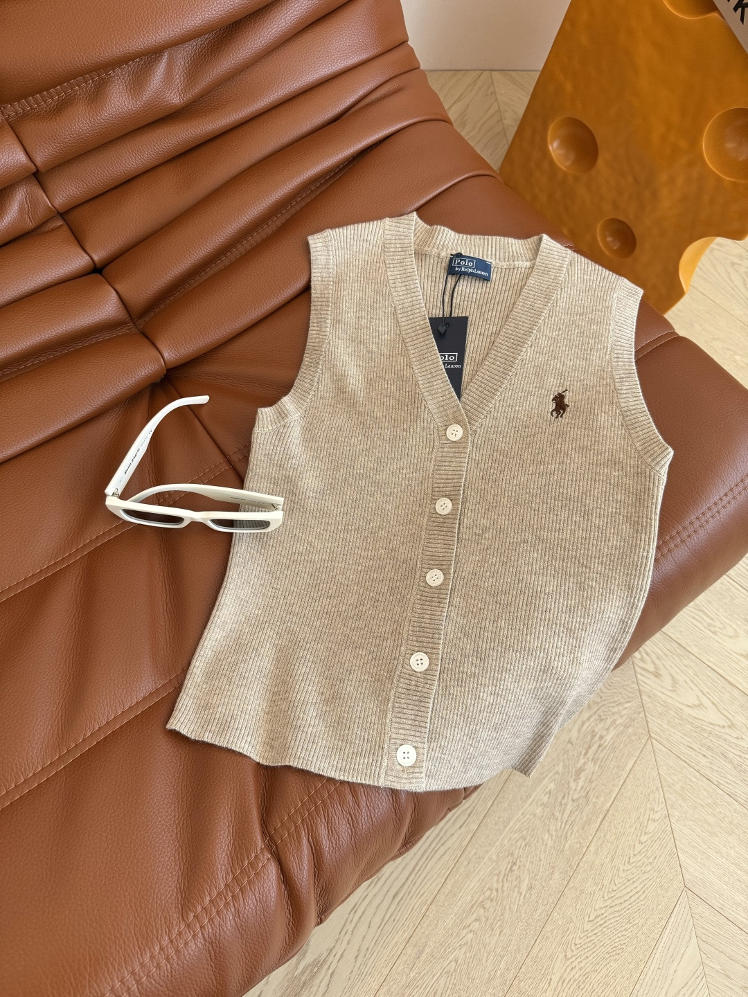 极简老钱单品 小马刺绣针织马甲上衣 不管是单穿或者内搭叠穿都很出色的一件 极简百搭 竖条纹织法 细看纱线