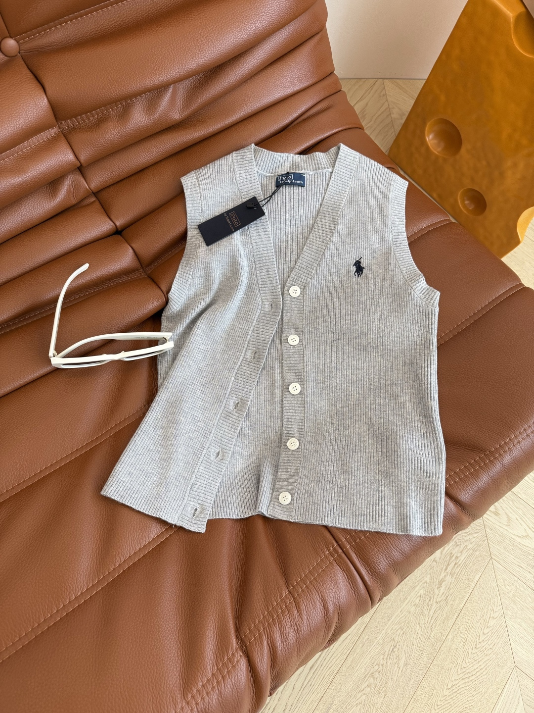 极简老钱单品 小马刺绣针织马甲上衣 不管是单穿或者内搭叠穿都很出色的一件 极简百搭 竖条纹织法 细看纱线