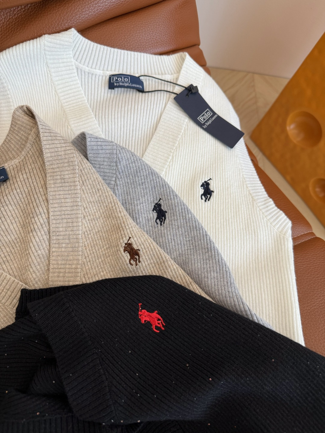 极简老钱单品 小马刺绣针织马甲上衣 不管是单穿或者内搭叠穿都很出色的一件 极简百搭 竖条纹织法 细看纱线