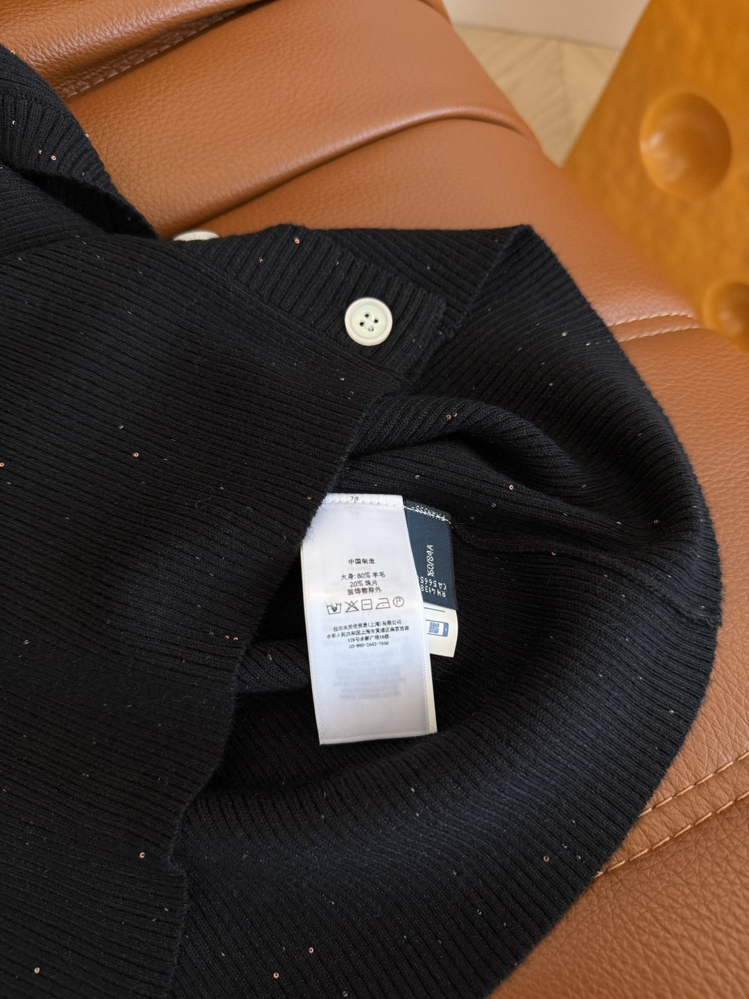 极简老钱单品 小马刺绣针织马甲上衣 不管是单穿或者内搭叠穿都很出色的一件 极简百搭 竖条纹织法 细看纱线