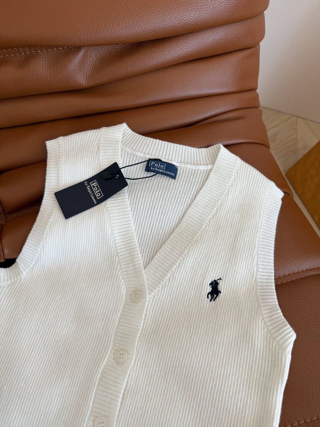 极简老钱单品 小马刺绣针织马甲上衣 不管是单穿或者内搭叠穿都很出色的一件 极简百搭 竖条纹织法 细看纱线