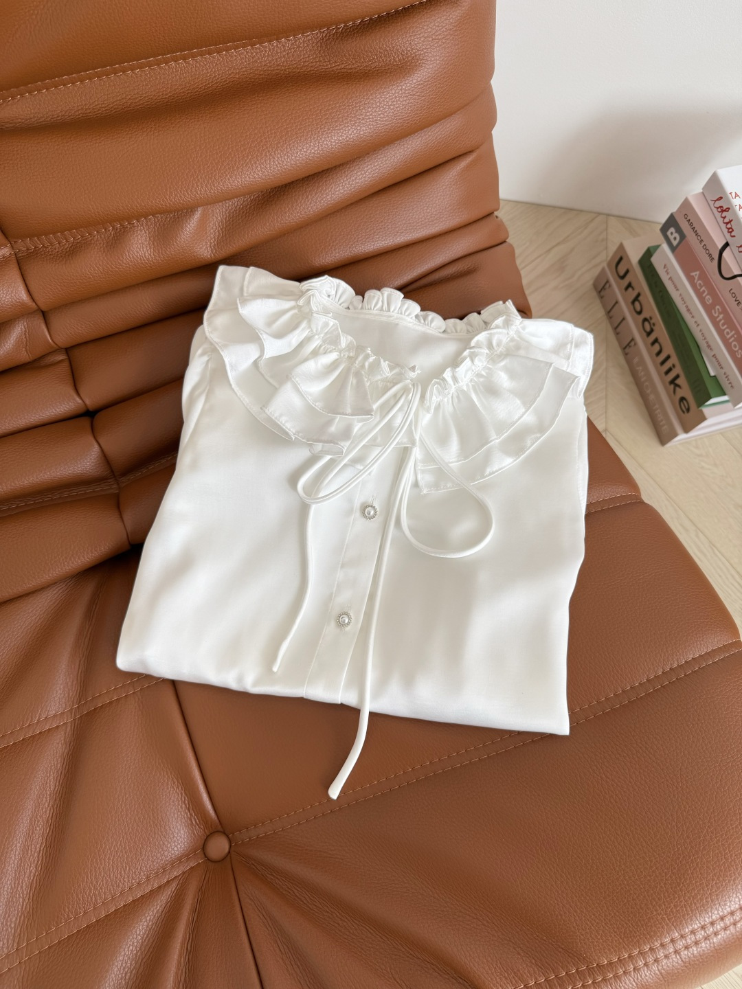 优雅叠穿神器 25FW 木耳花边双层领设计衬衫 一整个贵气和优雅的范儿 超级温柔 法式花边双层领子+系带