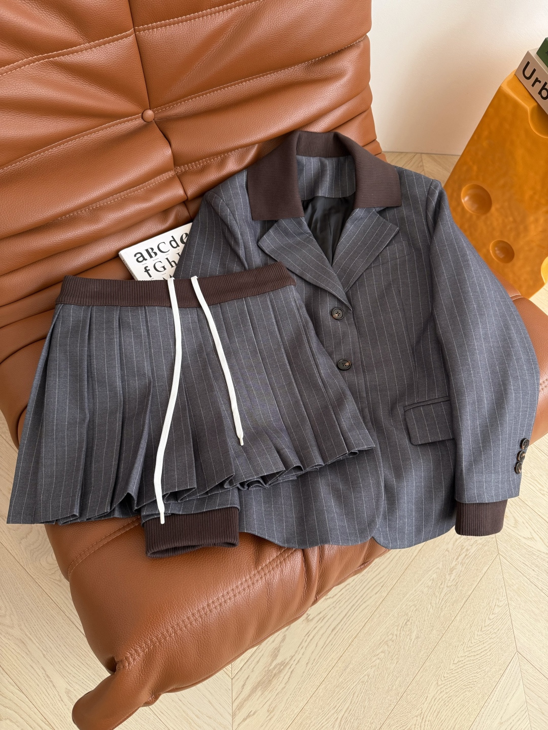 25秋冬 假两件设计针织领一套搭配 缪式时髦 自上而下利落有型 整个版型剪裁不挑人 非常藏肉 对身材没有