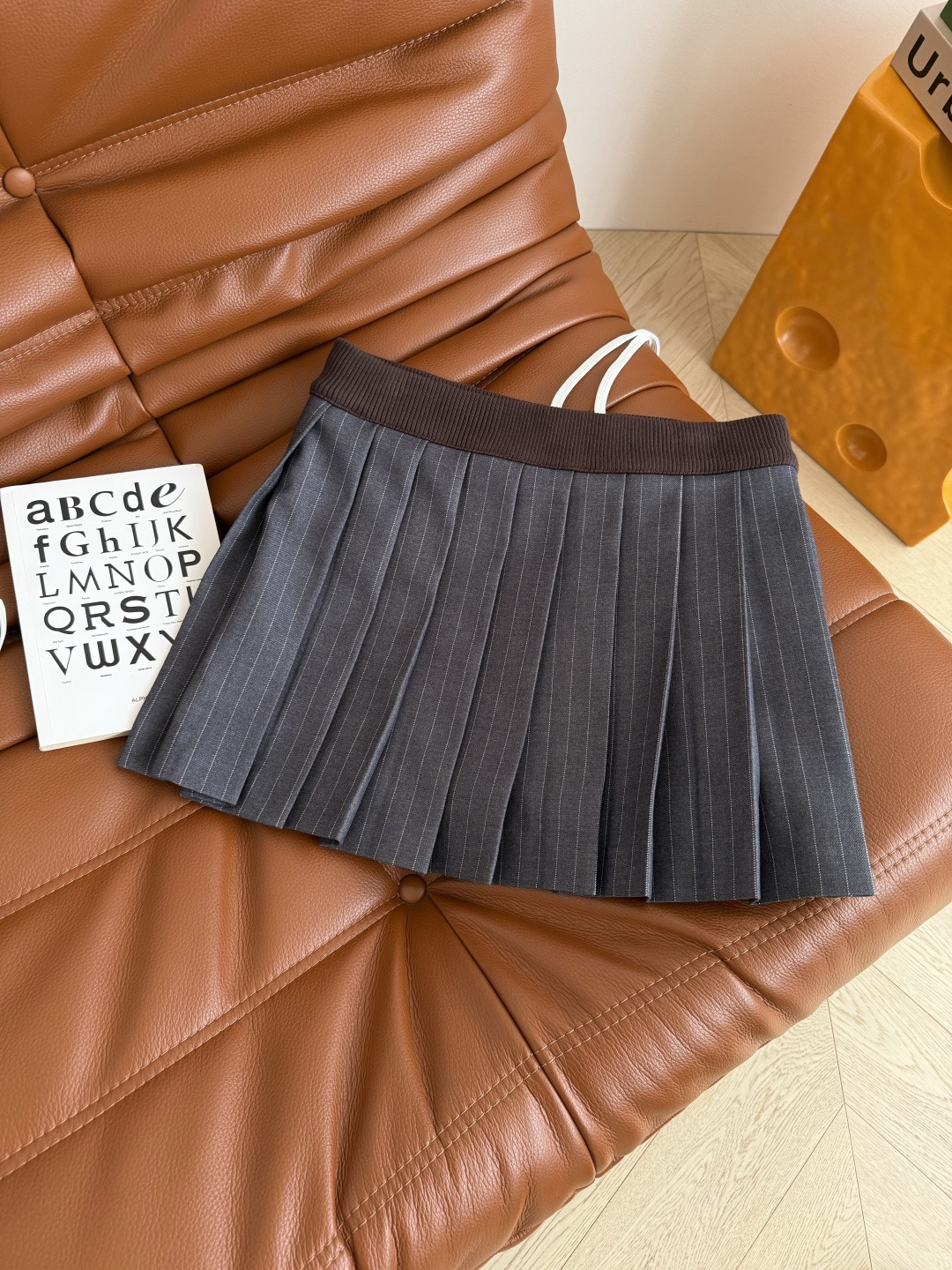 25秋冬 假两件设计针织领一套搭配 缪式时髦 自上而下利落有型 整个版型剪裁不挑人 非常藏肉 对身材没有