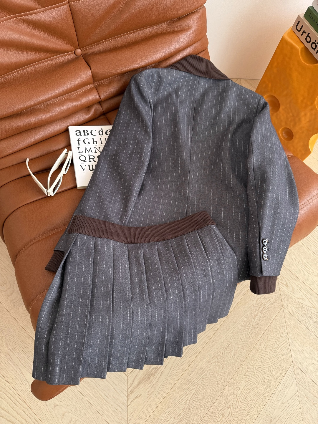 25秋冬 假两件设计针织领一套搭配 缪式时髦 自上而下利落有型 整个版型剪裁不挑人 非常藏肉 对身材没有