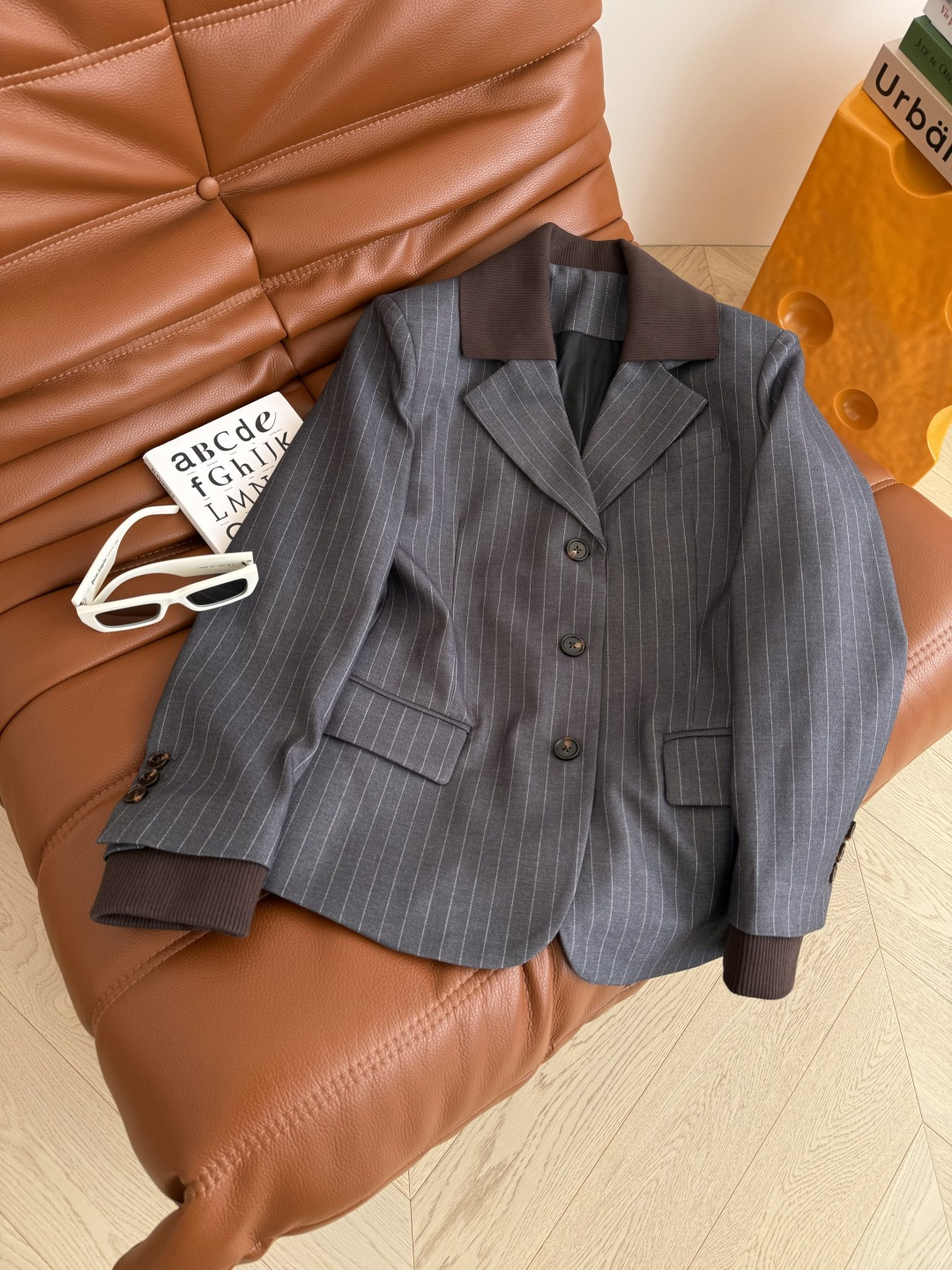 25秋冬 假两件设计针织领一套搭配 缪式时髦 自上而下利落有型 整个版型剪裁不挑人 非常藏肉 对身材没有