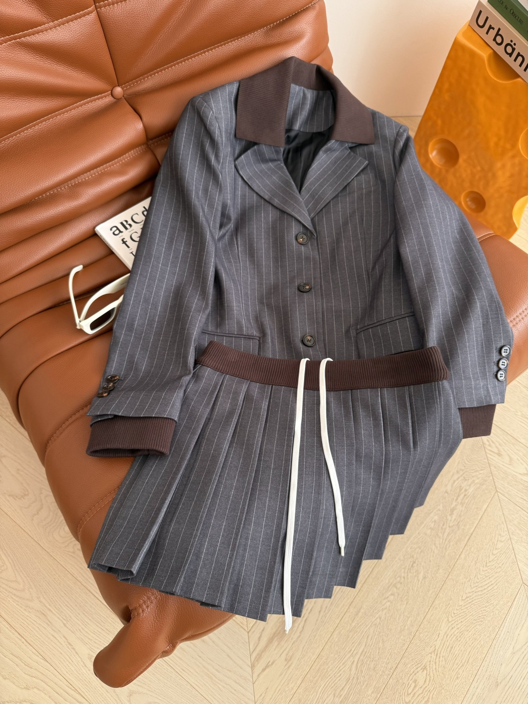 25秋冬 假两件设计针织领一套搭配 缪式时髦 自上而下利落有型 整个版型剪裁不挑人 非常藏肉 对身材没有