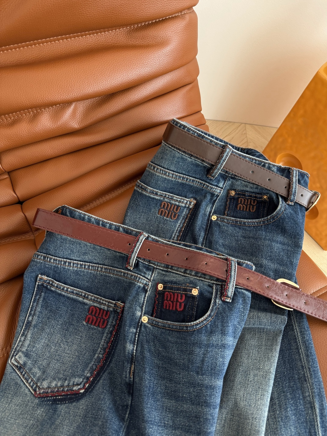 百搭系列款 25FW 字母logo刺绣牛仔裤 复古蓝洗水经典百搭 两个配色的刺绣和腰带可以选择 酒红色和