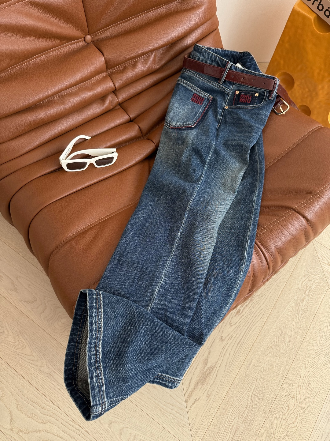 百搭系列款 25FW 字母logo刺绣牛仔裤 复古蓝洗水经典百搭 两个配色的刺绣和腰带可以选择 酒红色和