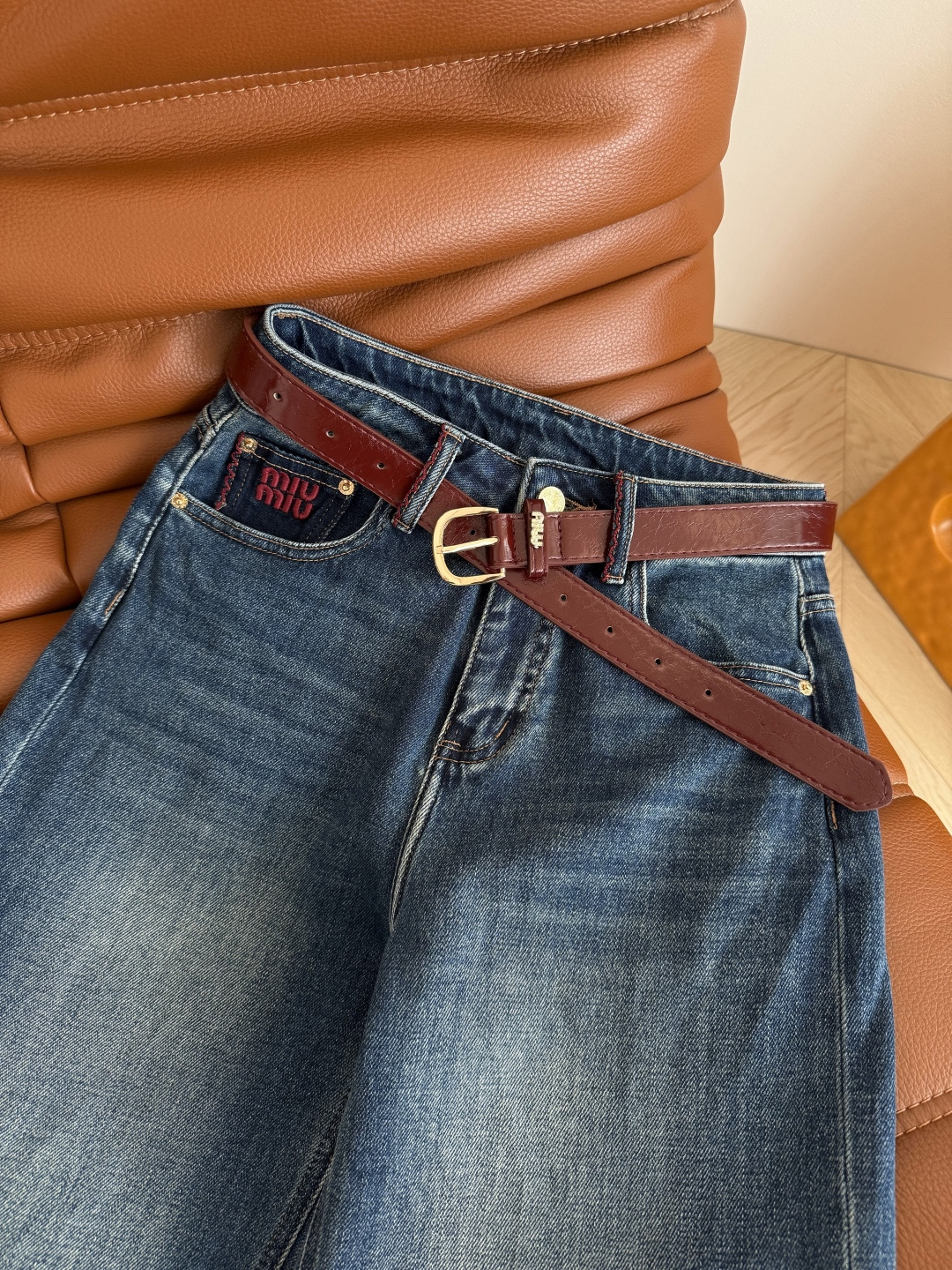 百搭系列款 25FW 字母logo刺绣牛仔裤 复古蓝洗水经典百搭 两个配色的刺绣和腰带可以选择 酒红色和