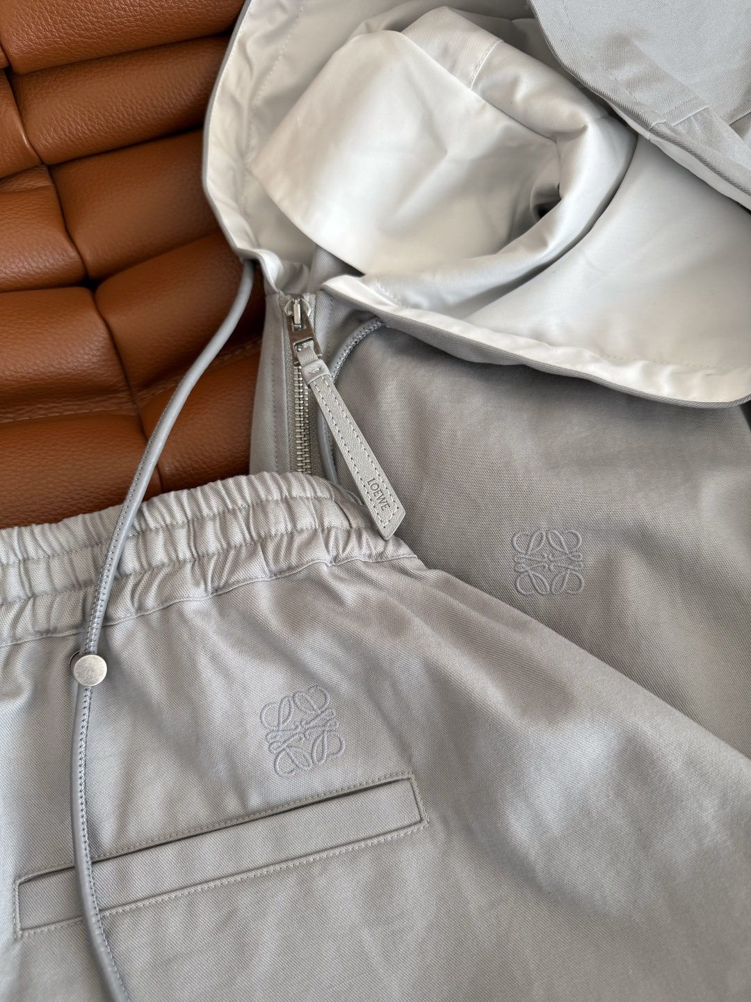 25FW 经典logo刺绣一套搭配 这一套太好看了啊 超高颜值 颜色是灰蓝色 很特别实物更好看 斗篷式连