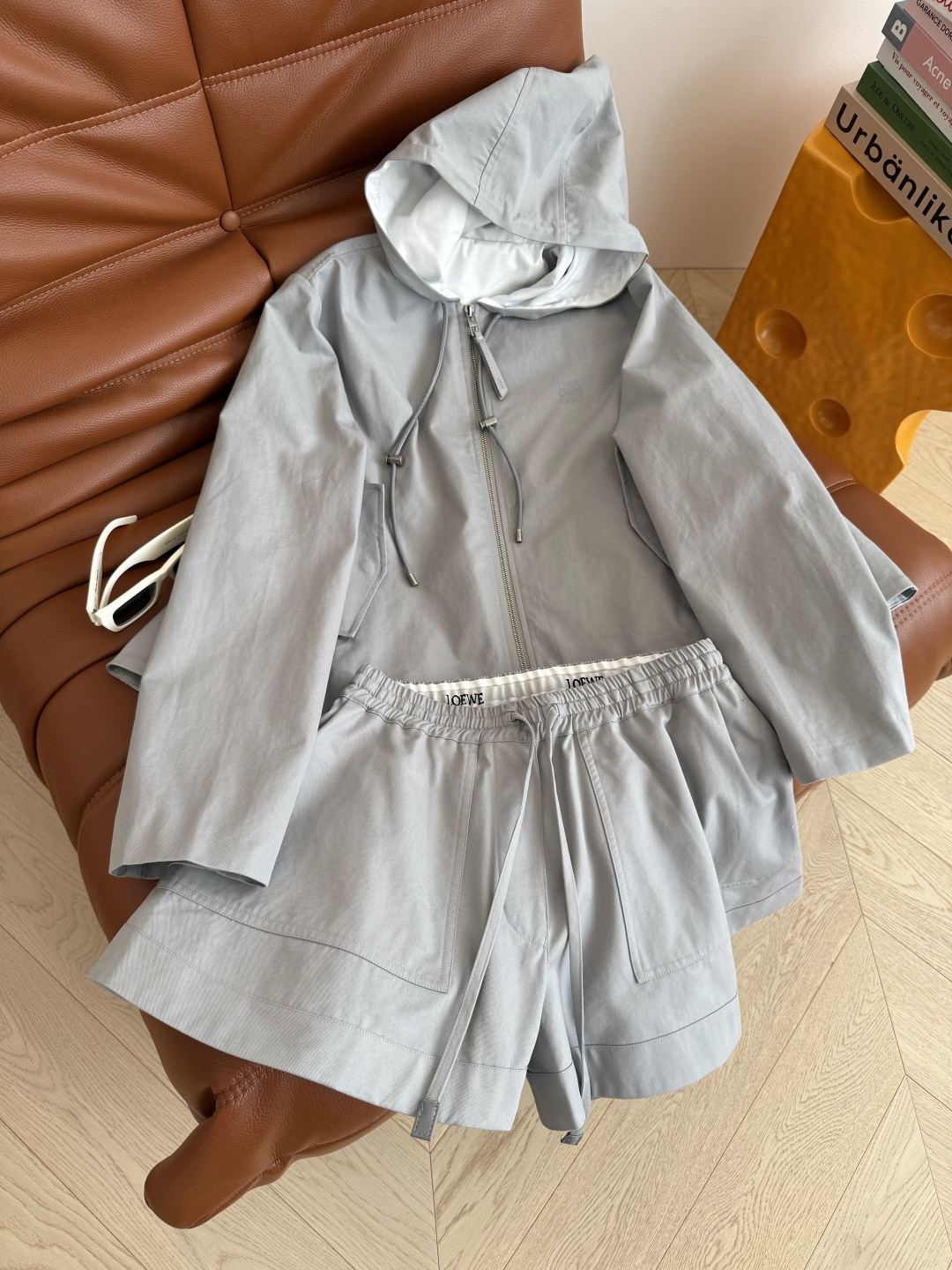 25FW 经典logo刺绣一套搭配 这一套太好看了啊 超高颜值 颜色是灰蓝色 很特别实物更好看 斗篷式连