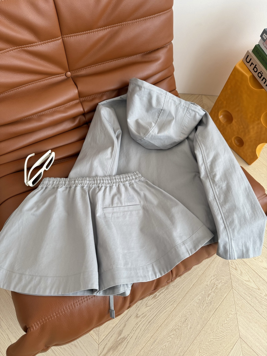 25FW 经典logo刺绣一套搭配 这一套太好看了啊 超高颜值 颜色是灰蓝色 很特别实物更好看 斗篷式连