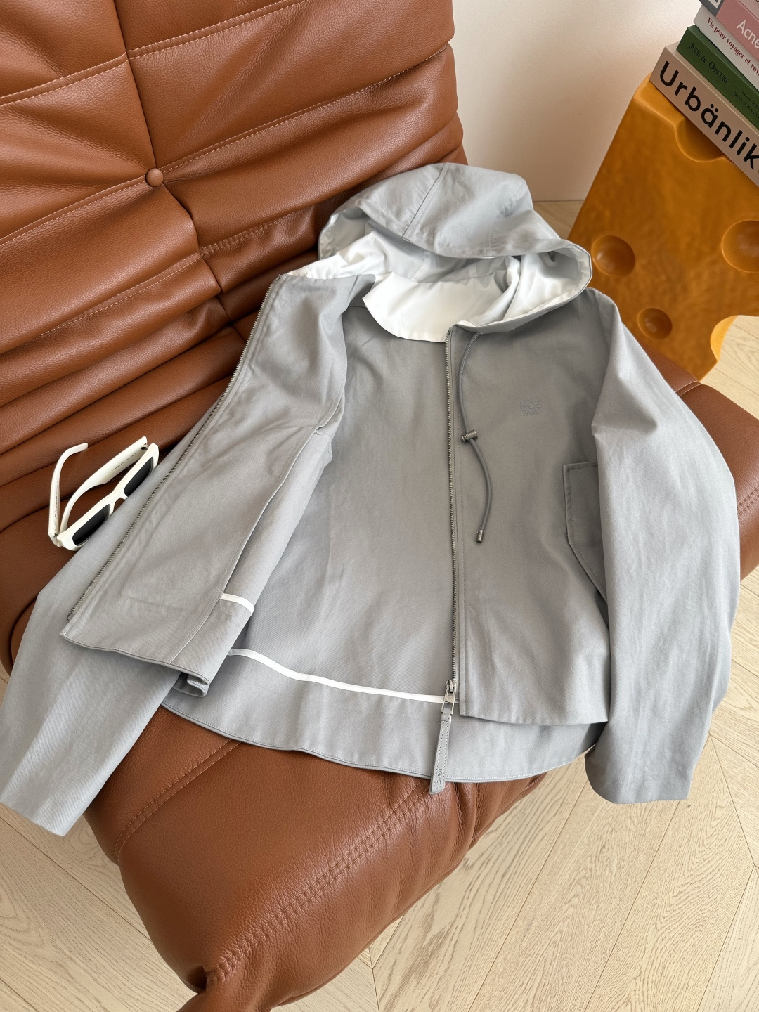 25FW 经典logo刺绣一套搭配 这一套太好看了啊 超高颜值 颜色是灰蓝色 很特别实物更好看 斗篷式连