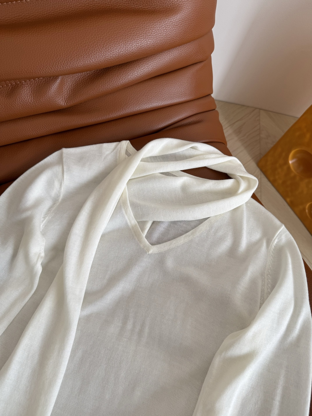 25秋冬 飘带围巾式设计针织打底衫 实穿又有设计感 超级吸睛的设计 领口是长飘带围巾设计 上身太好看了 