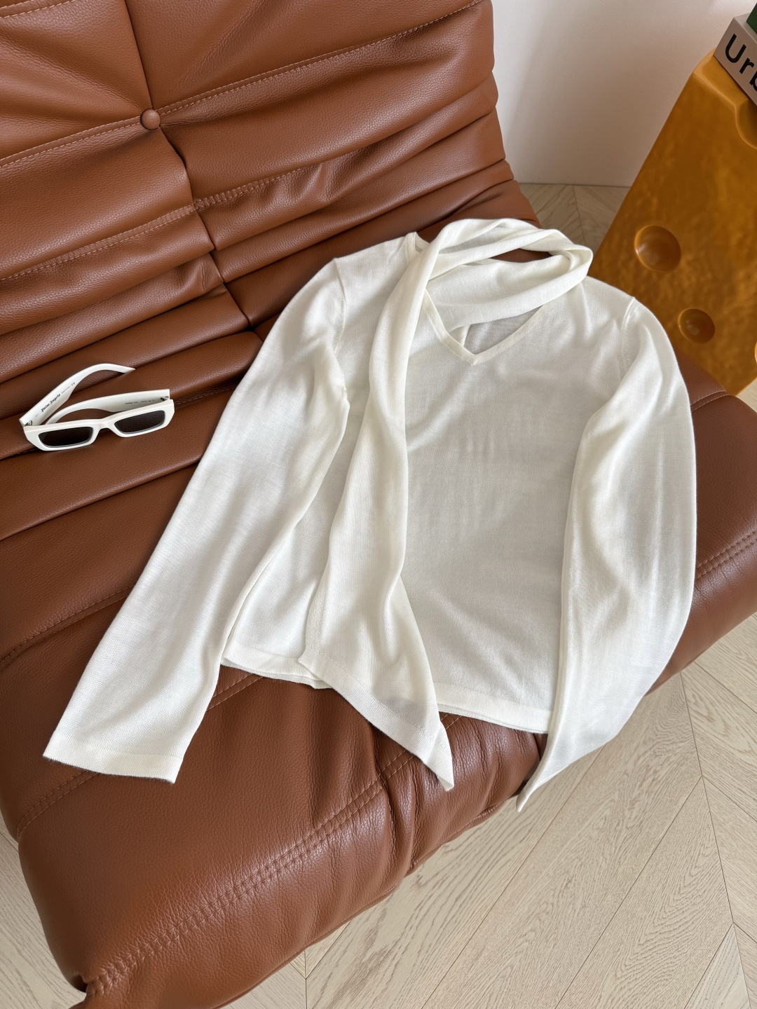 25秋冬 飘带围巾式设计针织打底衫 实穿又有设计感 超级吸睛的设计 领口是长飘带围巾设计 上身太好看了 