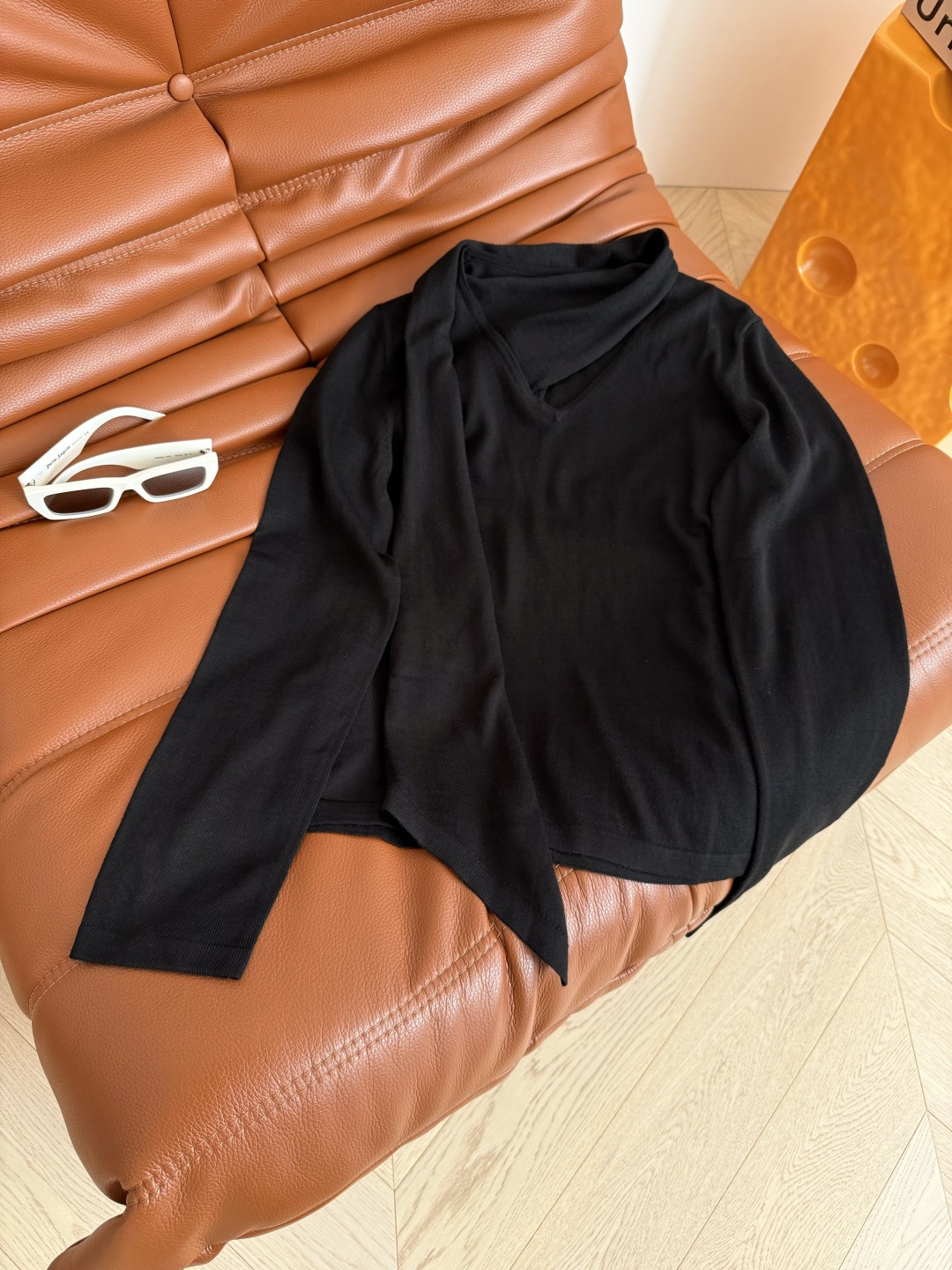 25秋冬 飘带围巾式设计针织打底衫 实穿又有设计感 超级吸睛的设计 领口是长飘带围巾设计 上身太好看了 