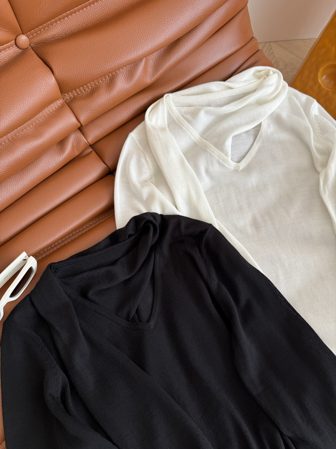 25秋冬 飘带围巾式设计针织打底衫 实穿又有设计感 超级吸睛的设计 领口是长飘带围巾设计 上身太好看了 