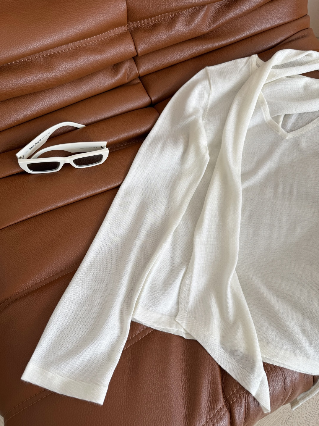 25秋冬 飘带围巾式设计针织打底衫 实穿又有设计感 超级吸睛的设计 领口是长飘带围巾设计 上身太好看了 